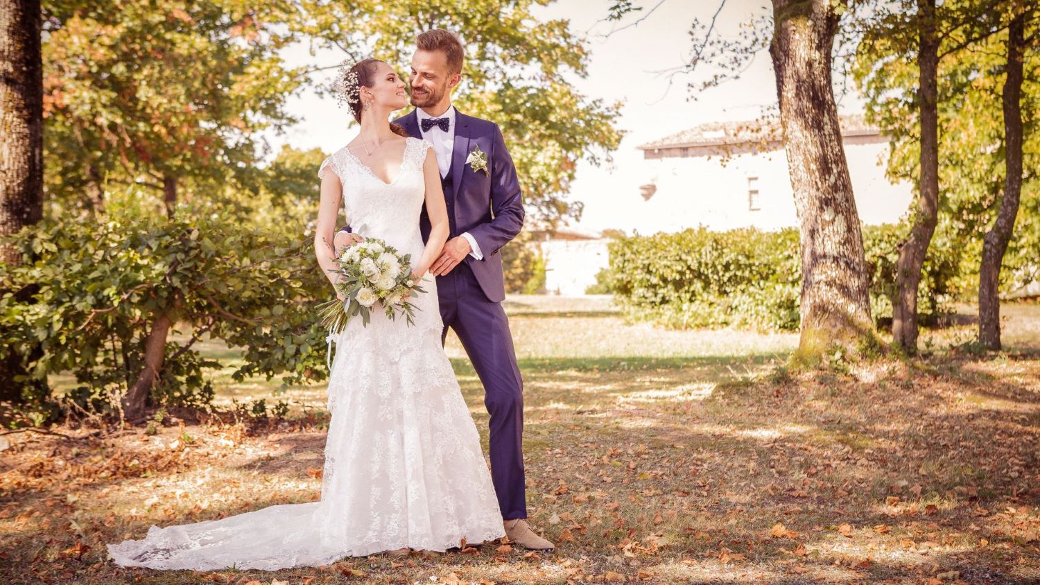 jeunes mariés amoureux  pendant la séance de couple dans le parc du prestigieux château de leur mariage bucolique près de Genève